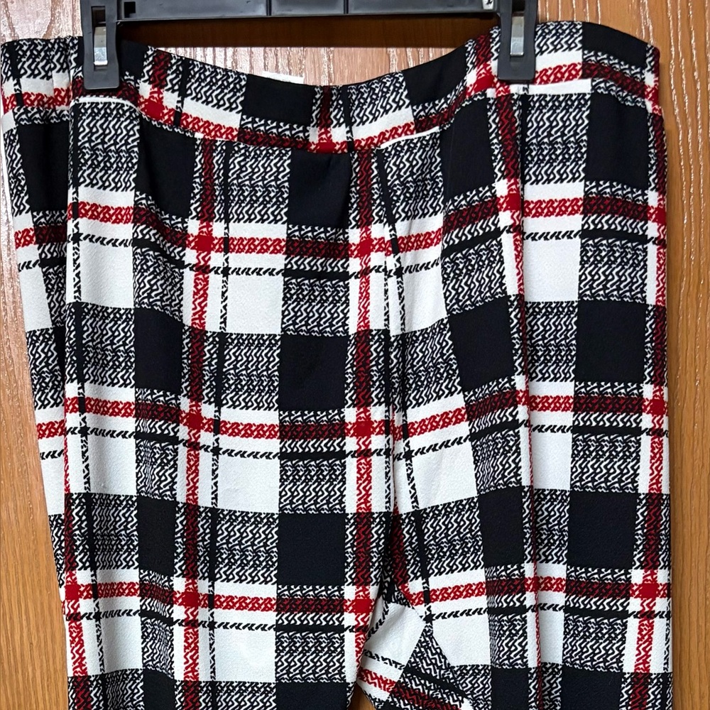 NWOT Women’s Plus Sz 4XL SHEIN Checkered Leggings in Black, White, and Red